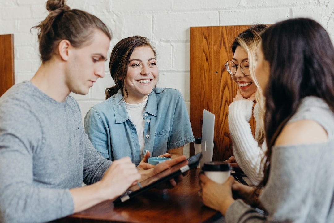 Por que empresas que cuidam das pessoas vão além dos benefícios tradicionais?